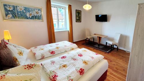 ein Zimmer mit einem Bett und zwei Kissen darauf in der Unterkunft Ferienwohnung Stelzl in Sankt Johann im Saggautal
