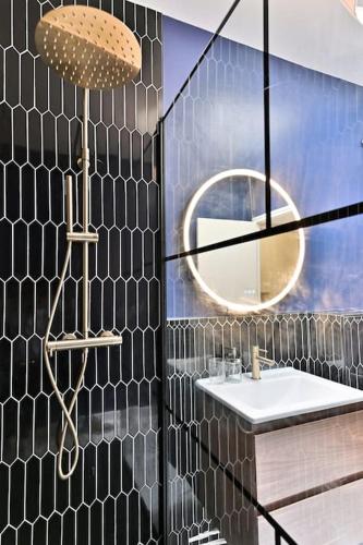 une salle de bain avec un lavabo et un miroir dans l'établissement Studio central Opéra Garnier - Paris, à Paris