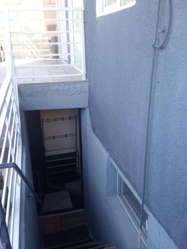 uma escada que conduz a um edifício com uma janela em SWEETHOSTEL em Tbilisi