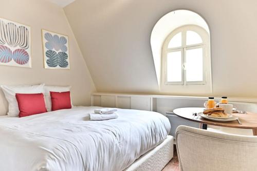 une chambre avec un lit, une table et une fenêtre dans l'établissement Studio central Opéra Garnier - Paris, à Paris