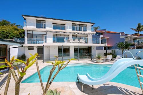 una imagen de una casa con piscina en Lakeside Retreat - Waterfront en Narrabeen