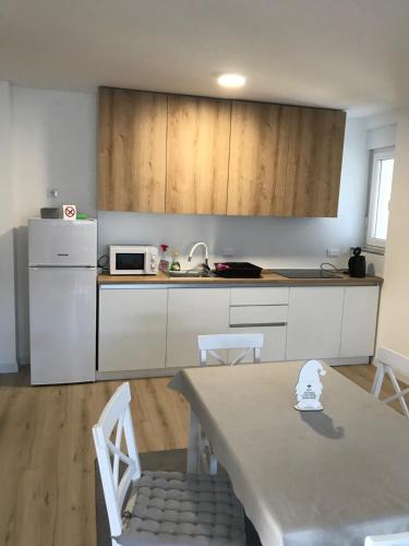 Dapur atau dapur kecil di Apartman SLAVONIA 2