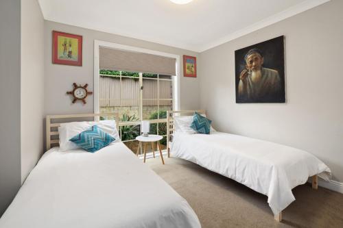 1 dormitorio con 2 camas y ventana en Hidden Hideaway - Family Friendly en Sídney
