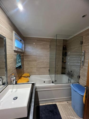 uma casa de banho com uma banheira e um lavatório em Private room with view em Estoril