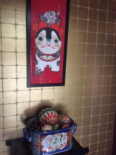 a painting of a cat in a crown on a wall at Hanakiya in Kyoto
