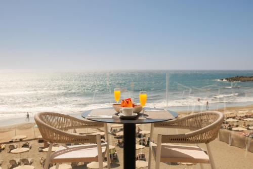 サンアグスティンにあるDon Gregory by Dunas - Adults Onlyのビーチの景色を望むテーブル(椅子2脚付)