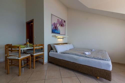 een slaapkamer met een bed en een bureau met een stoel bij Nur 100 Meter zum Strand mit Pool in Crikvenica