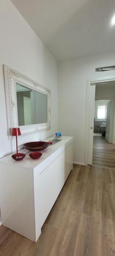 een witte kamer met een spiegel op een wit dressoir bij Residenza Ca' Margherita Noale Venezia in Noale