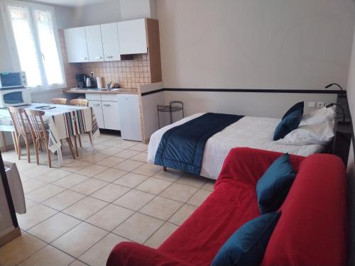 une chambre avec un lit et une cuisine avec une table dans l'établissement Latre frères Location, à Lourdes