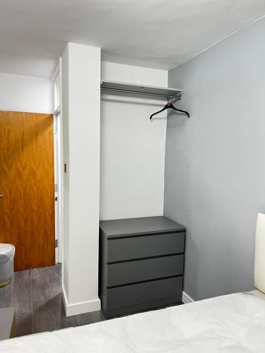 a bedroom with a bed and a closet at Stylish Stays - Luxury Apartment for 3 in Manchester