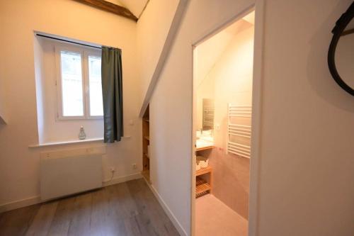 une pièce vide avec une fenêtre et un placard dans l'établissement Studio Guépin : hyper centre au pied du tram, à Nantes