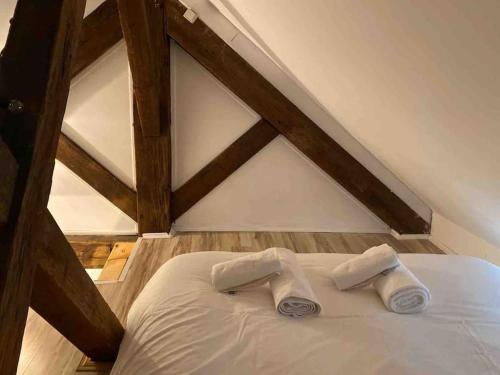 un lit avec deux serviettes dessus dans l'établissement Studio Guépin : hyper centre au pied du tram, à Nantes