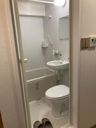 uma pequena casa de banho com WC e lavatório em JKhouseⅢGood place for shopping em Fukuoka