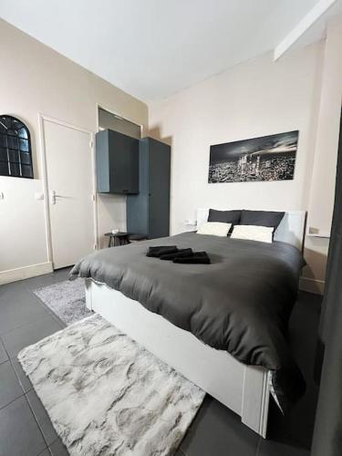 ein weißes Schlafzimmer mit einem großen Bett und einem Teppich in der Unterkunft Nuit d'amour in Ermont