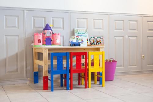 a toy table with chairs and a toy playset at Strandhotel Noordzee in De Koog