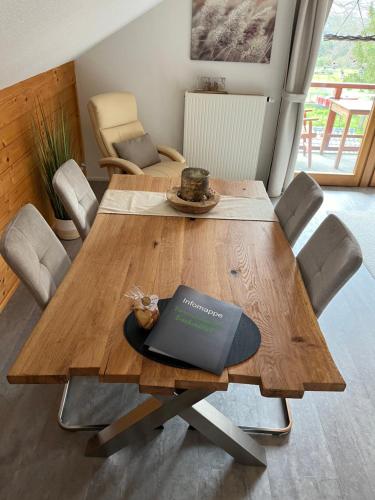 d'une table en bois avec un ordinateur portable. dans l'établissement Ferienwohnung Buchenblick, à Monschau