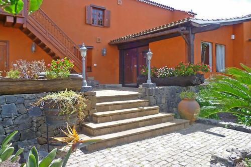 ein Haus mit einer Treppe vor einem Haus in der Unterkunft Ferienhaus für 10 Personen in La Caridad, Teneriffa Nordküste von Teneriffa in Tacoronte