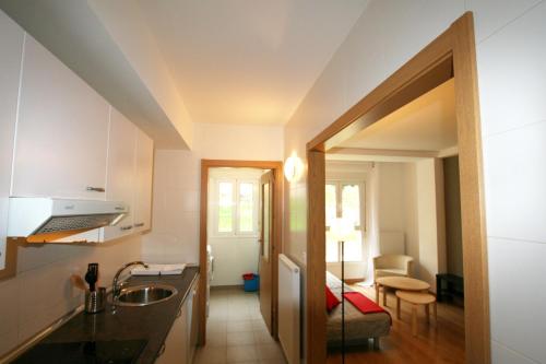 Il comprend une cuisine avec un évier et un salon. dans l'établissement Apartamento Labegain 1, à Sestao