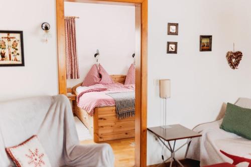 - une chambre avec un lit et un miroir dans l'établissement Ferienhaus für 10 Personen in Ebene Reichenau, Kärnten Oberkärnten, à Ebene Reichenau