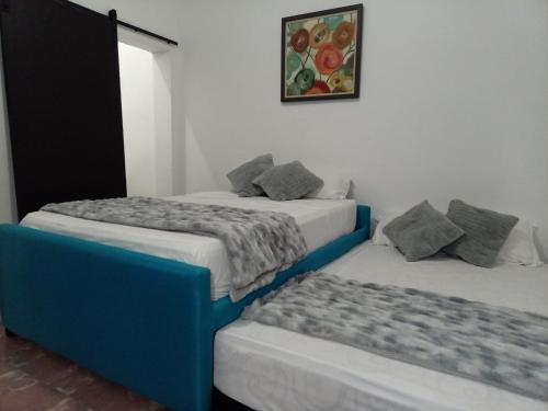 two beds sitting next to each other in a room at DGM Lofts MTY MN 960 F centro cerca de todo in Monterrey