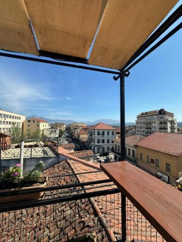 - Balcón con vistas a la ciudad en Scodrinon Hostel, en Shkodër
