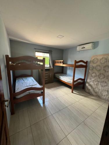 Ένα ή περισσότερα κρεβάτια σε δωμάτιο στο Casa Com Piscina - Igarassu