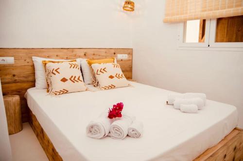 um quarto com uma cama branca e toalhas em Stilish - Homely House #5 em Sant Ferran de Ses Roques