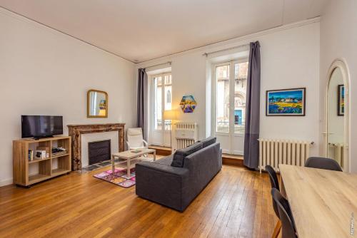 a living room with a couch and a fireplace at Impasse ste martianne in Albi