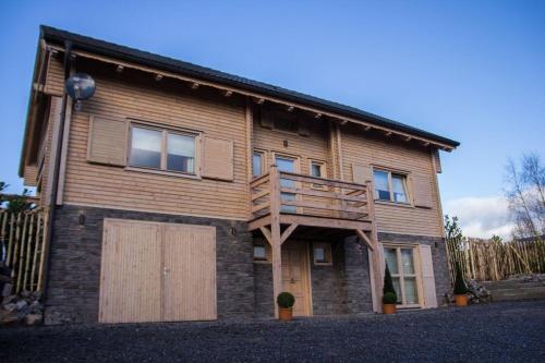 una gran casa de madera con garaje en Ferienhaus für 9 Personen und 1 Kind in Durbuy, Wallonie Provinz Luxeburg, en Durbuy