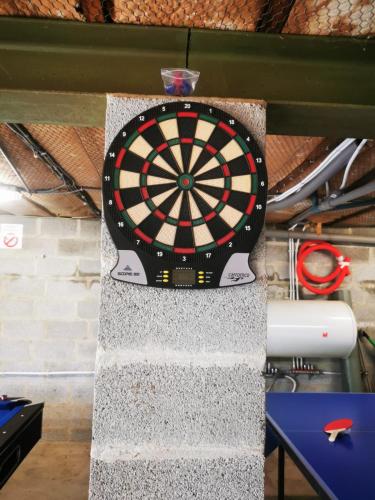 a dart board sitting on top of a wall at Hortensias in Somme-Leuze