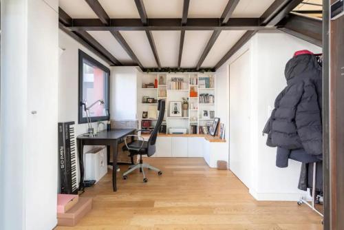 un bureau avec un bureau et un ordinateur dans une pièce dans l'établissement Cosy loft in Courbevoie, à Courbevoie