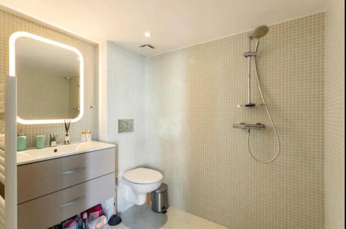 uma casa de banho com um WC, um lavatório e um chuveiro em Cosy loft in Courbevoie em Courbevoie