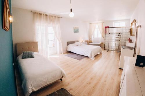 een slaapkamer met 2 bedden en een woonkamer bij Casa das Pomegranates in Ílhavo
