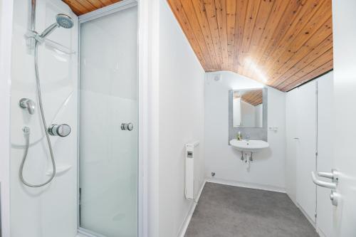 格平根的住宿－MONTEURWOHNUNG Göppingen GP04 RAUMSCHMIDE Apartments，带淋浴和盥洗盆的浴室