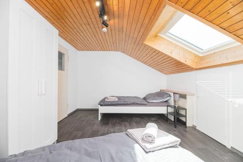 a bedroom with a bed and a skylight at Monteurwohnungen in Göppingen 04-07 in Göppingen