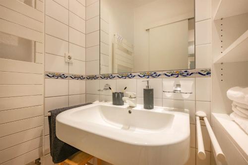A bathroom at Villa Strandklause 01