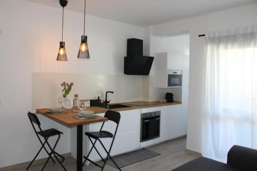 Una cocina con una mesa y sillas en una habitación. en Olbia Apartment, en Olbia