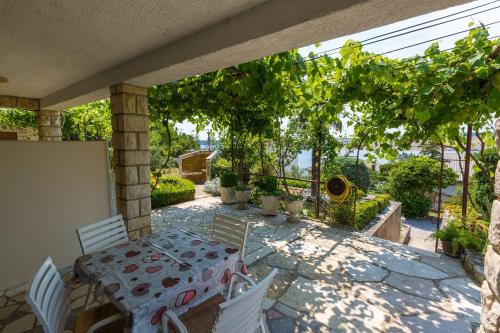 Grüne Terrasse nur 100 Meter zum Strand