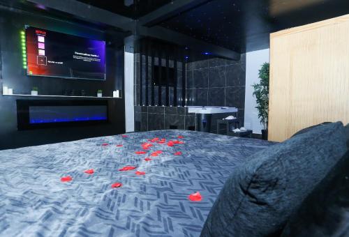 une chambre avec un lit avec des fleurs rouges dessus dans l'établissement CasaLova, à Épinay-sur-Seine