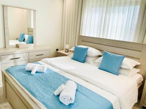 ein Schlafzimmer mit einem großen Bett mit Handtüchern darauf in der Unterkunft Spacious new 2 bedroom Apt-in amazing location B33 in Riad