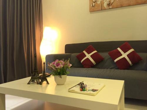 a living room with a white table and a couch at Icon Residenz Icon City, Petaling Jaya by De Harlequins Guesthouse in Petaling Jaya