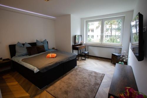 a bedroom with a bed and a desk in it at Stilvolle Stadtwohnung in Duisburg