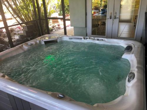 Φωτογραφία από το άλμπουμ του Waterfront! JACuZZI and Beach FUN nearby! EZ shops σε Englewood