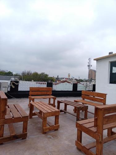 a group of wooden benches sitting on top of a roof at DGM Lofts MTY MN 960 F centro cerca de todo in Monterrey