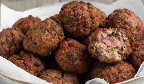 a bowl of meatballs sitting on a table at Paso a Paso in Terlizzi