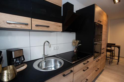 a kitchen with a sink and a microwave at Traumhafte Stadtwohnung in Duisburg