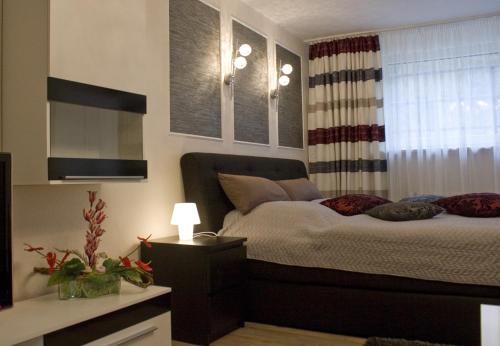 a bedroom with a bed and a window at Palatium Bad Ems in Bad Ems