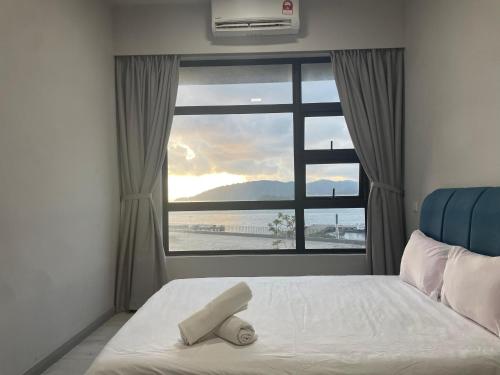 a bedroom with a bed with a large window at SUMMER CHRlSTMAS JESSELTON QUAY in Kota Kinabalu