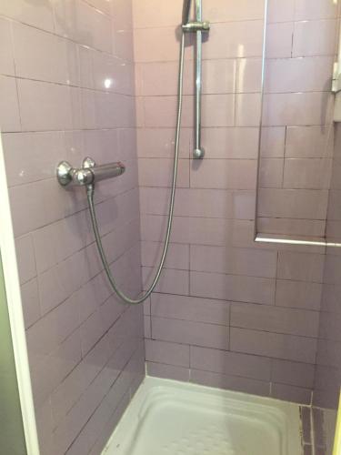 a bathroom with a shower with a bath tub at Appartement tranquille Sitges 5km in Sant Pere de Ribes