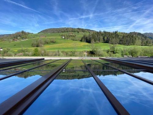 - une vue sur le toit d'une ferme solaire dans l'établissement le Relais du Doubs, à Soubey